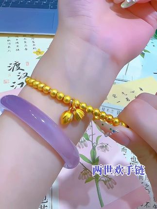 手链赛道文案素材 - 回复 @雨露爱分享的评论 想要穿搭增添雅致细节,别错过这条两世欢手链✨
饱满珠串搭配莲花莲蓬吊坠,质感温润耐看
恰到好处修饰手腕,自带独有的东方柔情
可调节链身,不挑手围,佩戴自在无束缚
无论是国风旗袍,还是日常通勤穿搭都相得益彰
不经意抬手,温柔氛围感缓缓流露
#两世欢手链 #国风手链 #日常配饰 #精致首饰@DOU+小助手 - 雨露爱分享作品