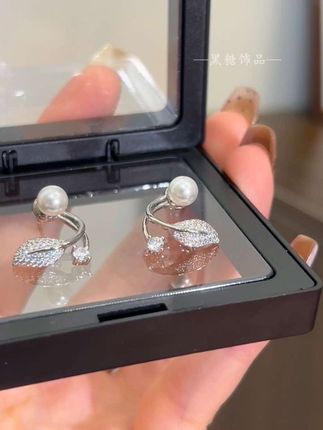 精致又百搭微镶满锆叶子珠珠耳钉,氛围感十足,温柔气质又百搭#耳饰分享 #耳钉耳环 #饰品控