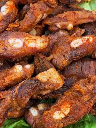很好吃的烧猪脆骨肉,香香脆脆的,真的巨好吃耶#太好吃了 #美食推荐 #烤猪脆骨 #太香了 @DOU+上热门