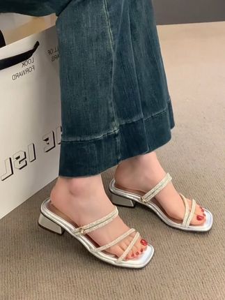 这是水钻凉鞋也太好穿了吧!上脚很舒服#夏季凉鞋 #脚宽脚胖都可以 #软底软面超好穿 #哎呦喂你鞋真好看 #夏季凉鞋