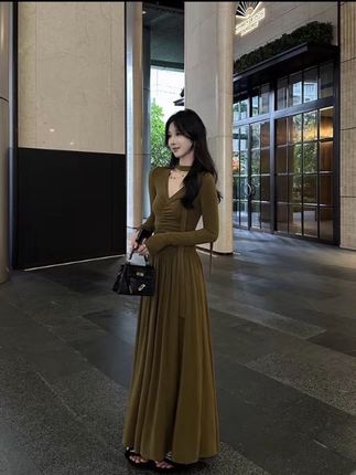 法式收腰设计感褶皱飘带内搭连衣裙女秋季V领修身a字气质大摆长裙#穿搭#显高显瘦显腿长 #今天穿什么#辣妹穿搭 #谁穿谁好看