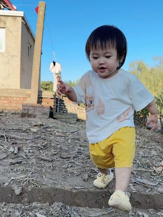 好羡慕她,她好快乐呀~ #田园生活乐趣多 #回村后的人类幼崽 #精力旺盛的宝宝 #小奶音 #小乖乖的日常