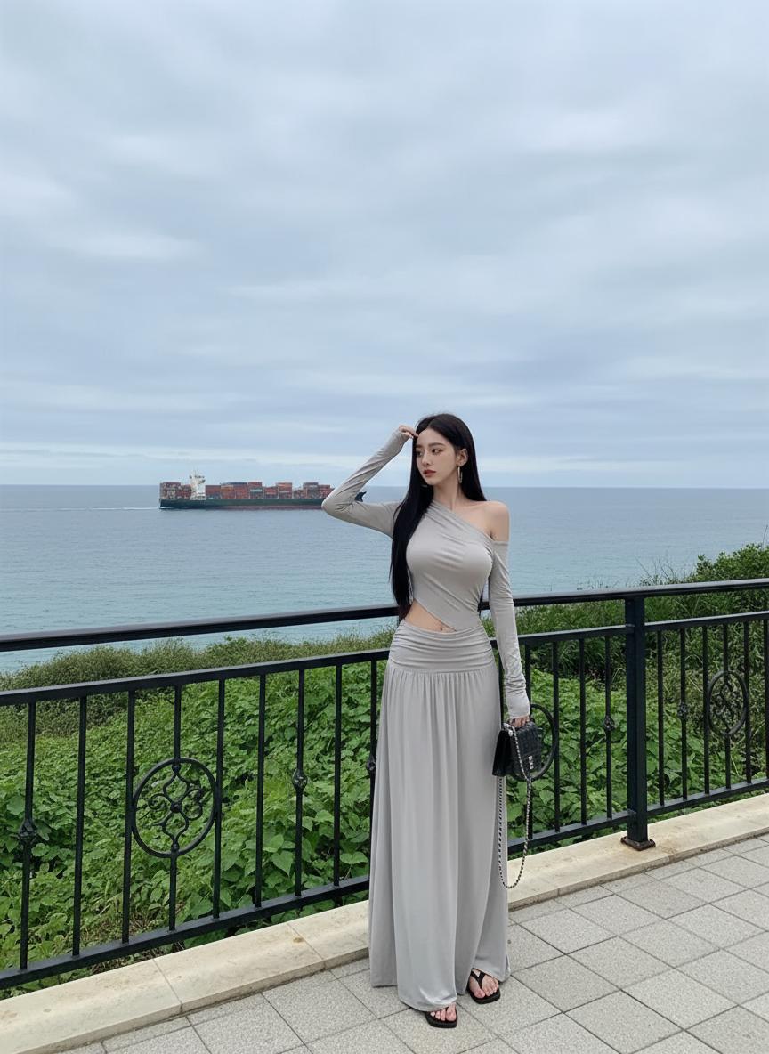 海边氛围感穿搭被我拿捏住啦!浅灰露肩套装又纯又欲,开叉裙还特显腿长,在海边拍照太出片~ #海边穿搭 #纯欲穿搭 #辣妹穿搭 #显瘦穿搭 #日常穿搭