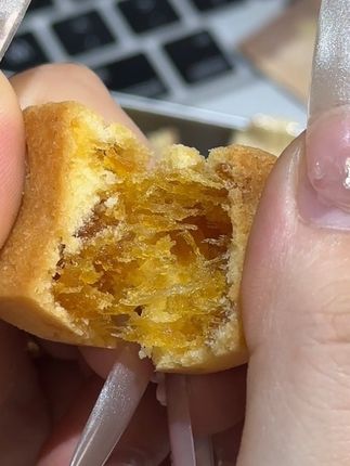 冲这个铁盒都一定要试试看这个#黄远堂凤梨酥 新鲜凤梨做的馅,真的巨好吃,送的铁盒子还能做收纳,真的太合适了#强烈推荐 #黄远堂 #凤梨酥