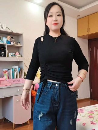 现在早秋可外穿,再冷点可当打底衫,露肩的设计,下摆抽绳可调节又显瘦,卡码要拍大一码#微胖穿搭分享 #上衣穿搭 #早秋搭配 #打底衫