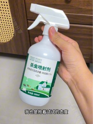 最近这种隐翅虫太泛滥了,它的体液甚比硫酸,如果不小心拍在身上就会被烧伤,尤其家里有孩子的一定要注意。我也是抱着试试的态度用了这个隐翅虫杀虫剂,有效长达九十天,而且每一瓶都是五百毫升的大容量。喷在隐翅虫经常出没的地方,像家里的窗户、下水道、阳台、花花草草、床底下都要多喷几下,它能够有效的扼杀引刺虫和他们的虫卵,各种小飞虫都能使用,多多少少家里都要有一瓶。
