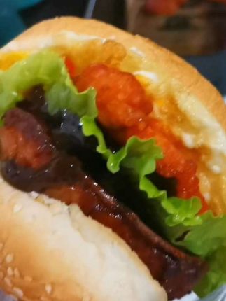 #杭州烟火小店的美味 这汉堡胚子也太好吃了吧?家庭必备,12对到手只要个位数,平时想吃不用等外卖,在家随手夹片肉就能复刻快餐店水准!撕开的瞬间满是麦香,外皮带着恰到好处的口感,还能牢牢裹住肉饼和酱料,完全不会掉渣。早上热两个,夹鸡蛋火腿就是元气早餐;晚上煎块牛排夹进去,秒变高级感晚餐。嘴馋时再也不用等配送,随手做的汉堡比外卖还香!宝子们赶紧入手吧#太好吃了 #早餐吃什么 #汉堡胚子 #舌尖上的味道 @DOU+小助手 @我要上热门🔥涨粉 @我要上热门 @巨量引擎小助手 @巨量认证