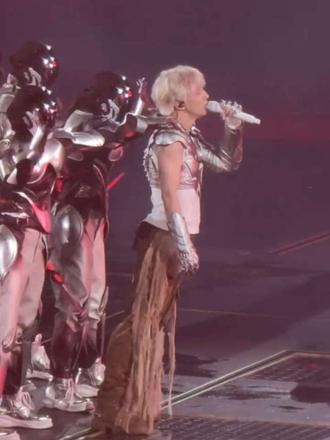 3.21《造物》+《念》
一开始没找到薛😆以为伴舞小哥是❄哈哈
好可惜,《念》后面被挡了,被挡太多次我拍不下去了🙁
#薛之谦 #万兽之王 #薛之谦演唱会 #造物 #念