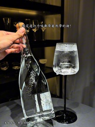 私藏压箱底!谁能抗住这一声开瓶的仪式感!果香浓郁,气泡炸裂,酒意裹着椰肉的绵密在喉咙里打转,连打个嗝都带着热带的甜!#强烈推荐 #微醺时刻 #故事与酒 #仙女都在喝什么 #好喝不贵