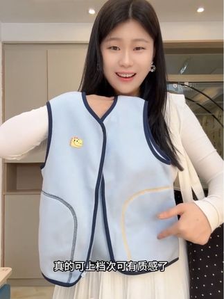 降温了~给孩子买了一件#巴拉巴拉童装 摇粒绒马甲,简直就是校服神器,护着孩子前胸和后背,孩子再也不会着凉了!#高品质童装 #面料柔软舒适 #秋冬马甲 #秋季穿搭