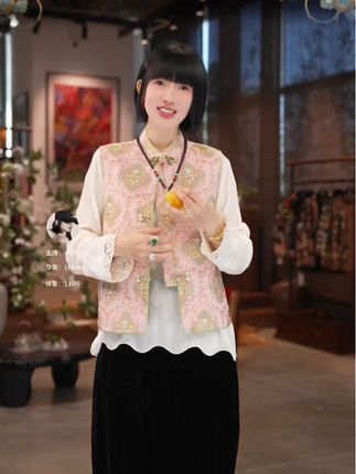 这件新中式马甲真的太美了,宋锦的重工刺绣,上身非常精致,高级#新中式穿搭 #国风古韵 #高级感穿搭 #穿新中式选宫小妍