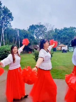 我们姐妹玩的好开心哦,姐妹情深,难得一聚,感谢姐妹们的陪伴!感恩遇见,祝大家在假期里玩的开心,永远幸福🌹🌹🌹