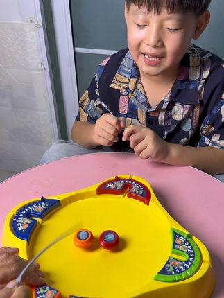 自从给儿子买了这个陀螺玩具,儿子经常拉着我玩 陀螺对战游戏,现在儿子手机也不抱着玩啦#陀螺 #陀螺玩具#陀螺对战#亲子互动#让孩子远离手机