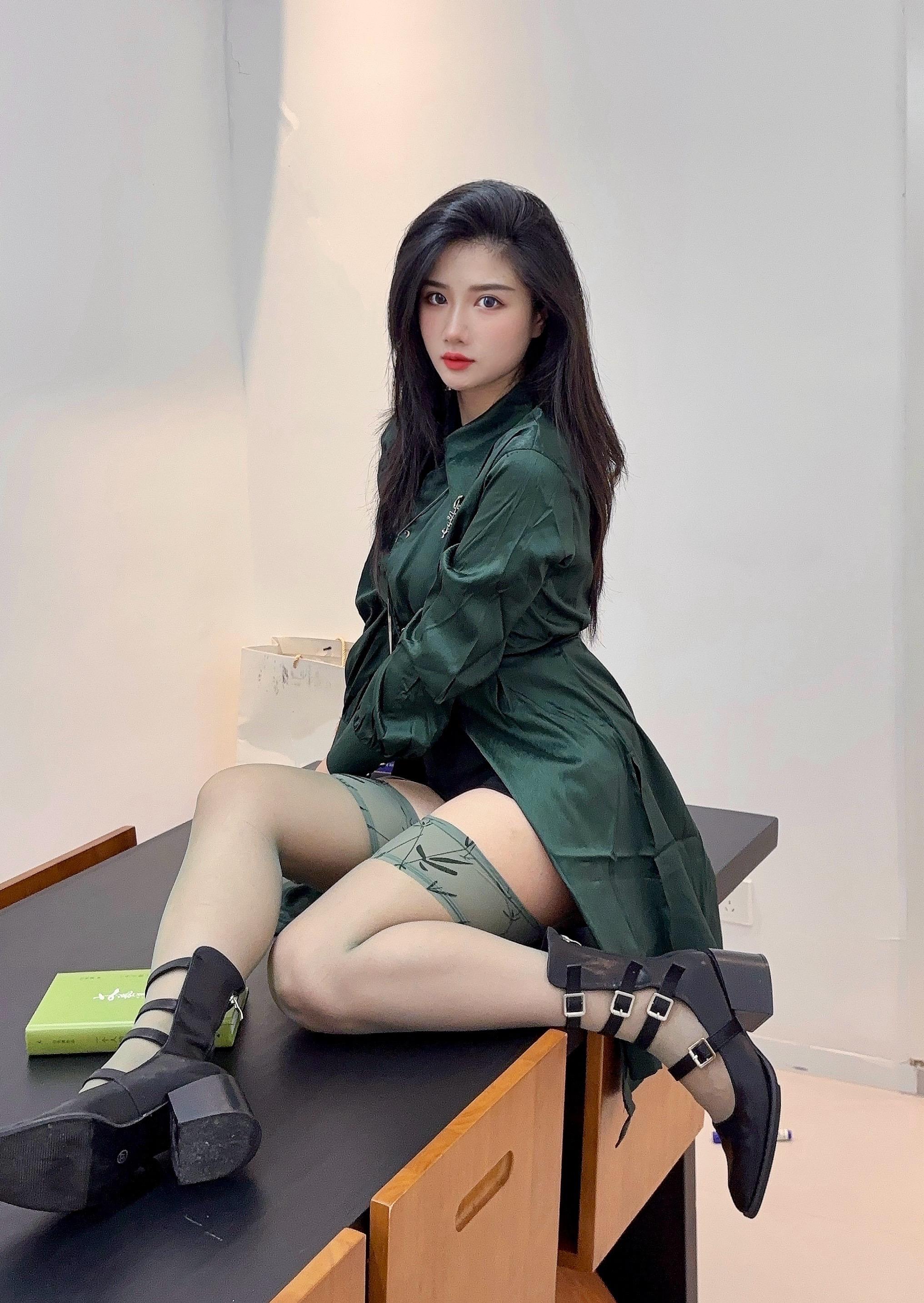 你们周末愉快,我加个班。#拍照姿势 #今日穿搭 #休闲穿搭 #气场全开 #街拍时尚穿搭