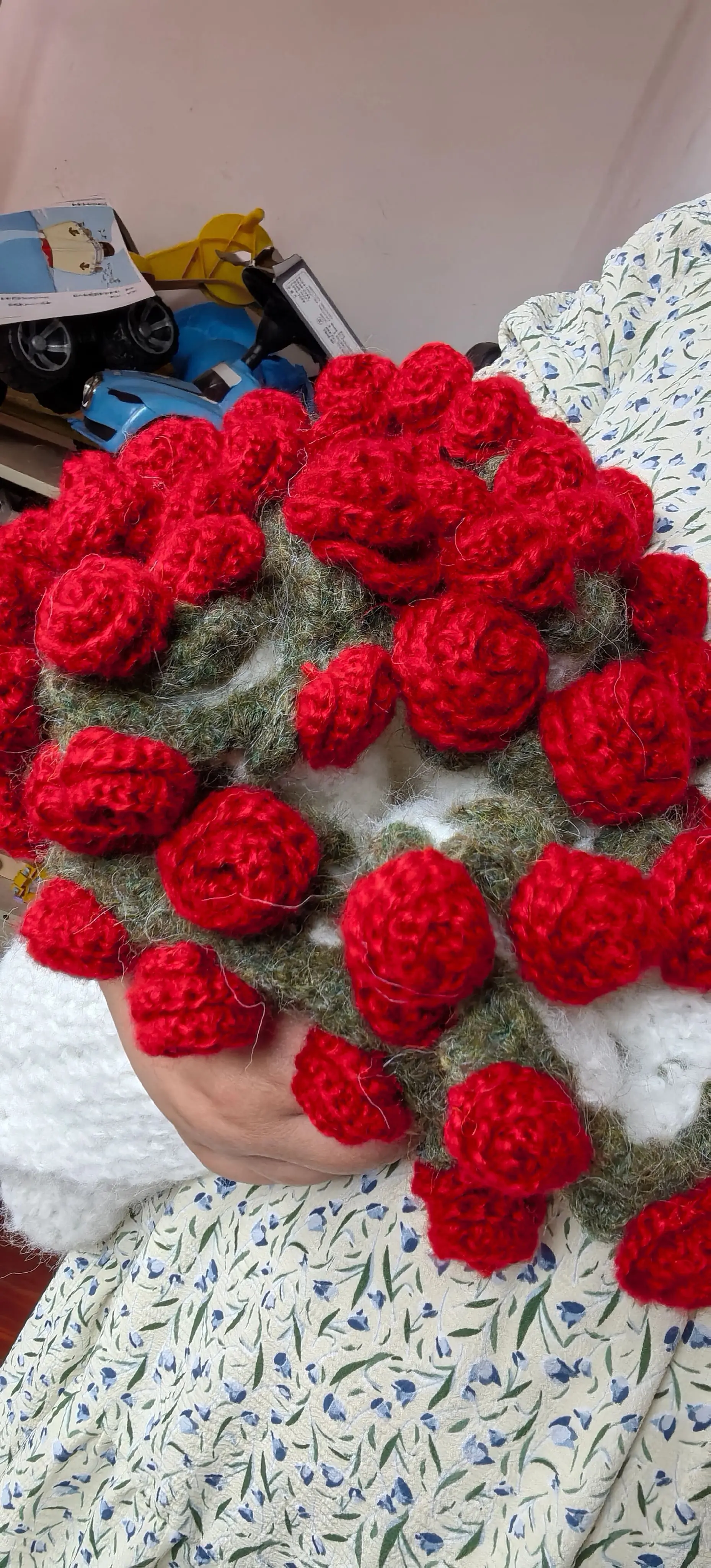 我用羊驼线和马海毛钩的玫瑰花毯#玫瑰花束毯子 #成品展示 # - 抖音
