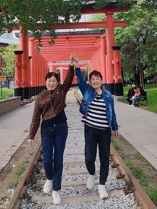 雨过天晴的天空特别美 ,蓝天白云晴空万里 ,和嫂子一起出来享受大自然美景,云层上的风景美到极致,猜猜我们在哪 ?