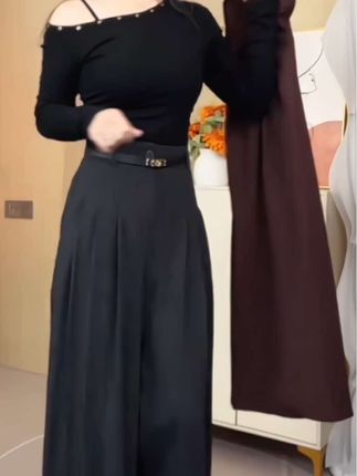 这条裤子真的太舒服了,它是那种很有垂感的西装裤,上身之后特别显瘦,而且还是高腰的设计,可以很好的藏住肚子上的肉肉。它的面料也很柔软透气,穿上就像没穿一样轻松自在#西装裤#阔腿裤#显高显瘦显腿长#气质穿搭#休闲百搭
