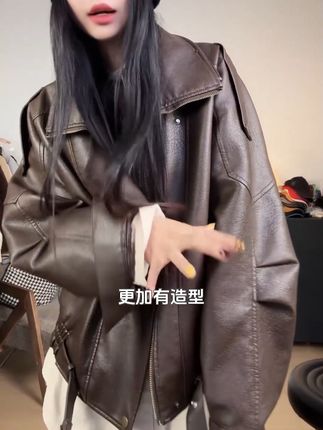 1. 面料软糯不易皱! 2. 海鸥领加捏褶设计,造型感满满! 3. 经典黑色闭眼入,品质超赞! 4. 面料软糯不易皱,舒适感拉满! 5. 喜欢这颜色闭眼拍,品质有保障!