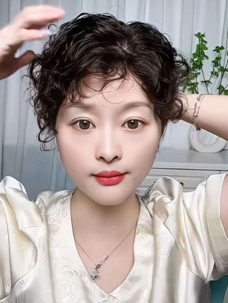#头发造型 姐妹们不要再染白发了,烫染一次要花不少钱。还会过敏伤头发。这款假发片,好看又好用,喜欢的姐妹快来试试吧。#护发养发#遮盖白发