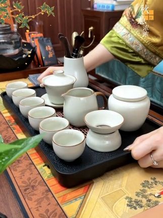 新款汝窑功夫茶具套组,待客喝茶就选这套#汝窑 行云#功夫茶具,釉面温润肥厚,盖碗可悬停,茶漏滤渣细密,公道杯出水利落,自家用送人都体面! #茶生活 #器物之美#茶器之美