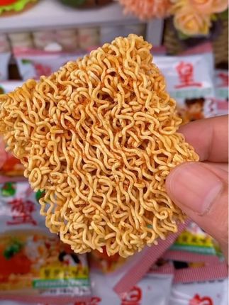 个位数就能到货一箱的蟹黄干脆面,蟹黄面的口味通常是咸鲜的,带有浓郁的蟹黄香味。 #蟹黄干脆面 #妈呀太香了 #吃货的快乐 #干脆面 #这也太好吃了