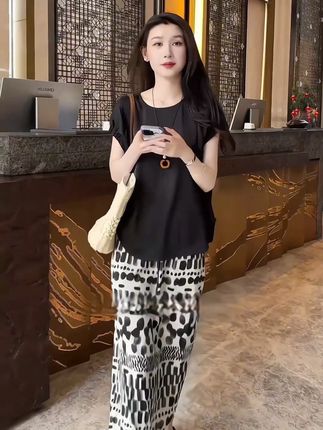 时髦小衫设计感上衣老钱风+高级感半身裙洋气裙子两件套#穿搭 #好物推荐🔥 #显瘦穿搭