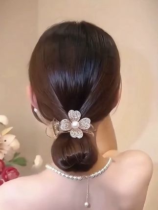时尚高端发饰 精致水钻花朵丸子头抓夹女后脑勺 固定防塌发夹鲨鱼夹夏季发卡#网红发饰 #头饰搭配 #高端发饰 #抓夹#抓夹用法 @DOU+小助手 @巨量千川