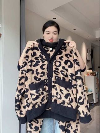 趁活动提前给自己安排一套豹纹加绒加厚家居服才39块9 ,做工品质特别好 面料细腻柔软穿着舒服保暖又好看 趁便宜赶紧整一套#家居服套装 #豹纹穿搭 #家居服 #超便宜超划算