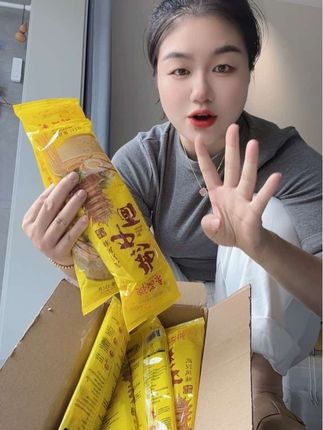 不用出门,在家就能吃到武汉热干面了,真的太香了!就是这个武汉风味热干面,水开下锅煮八分钟,加入自带的调料包,芝麻酱、辣椒油、酸豆角拌匀即可开吃。面条裹满了酱汁,一口下去满嘴留香,好吃到停不下来,喜欢吃面的朋友一定要试试#热干面 #武汉美食