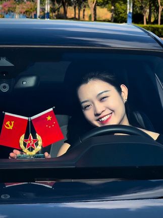 中控台上放红旗 你的身份是个谜,如果信仰有颜色 那一定是中国红 放在车里太好看了#红旗摆件