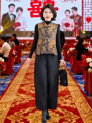 耳饰赛道文案素材 - 今年特别流行这款日常婚宴都能穿的新中式套装,黑金提花马甲搭配黑色阔腿裤,精致又大气。内搭黑色高领衫,保暖又显气质,珍珠耳饰点缀,细节满满。日常通勤干练利落,婚宴场合端庄得体,轻松h……版本过低,升级后可展示全部信息 - 红红穿搭作品