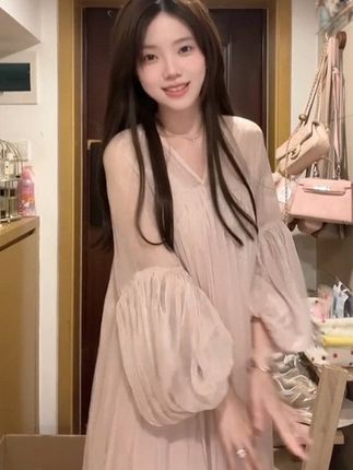 法式高级感雪纺连衣裙冷淡系v领显瘦气质长裙 #法式连衣裙 #雪纺连衣裙 #v领长裙 #显瘦穿搭 #气质长裙