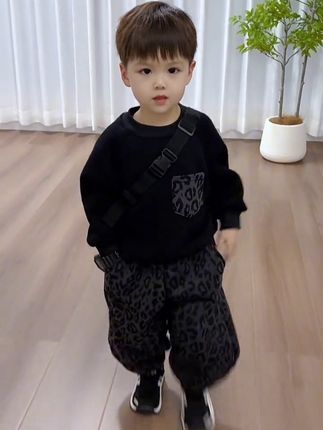 这款加厚绒豹纹套装,上幼儿园穿又酷又实穿了!黑色卫衣搭配豹纹口袋,阔版豹纹裤加厚绒材质, #高品质童装 #男宝加绒豹纹套装 #羊羔毛运动套装