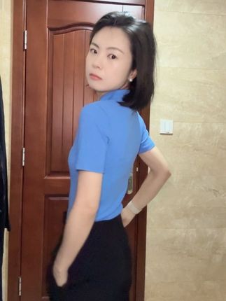 手链赛道文案素材 - 中年女登的班味穿搭 #通勤穿搭简约日常 #极简上班 #通勤穿搭参考
如何穿的干净利落,我有以下心得:
1、上衣扎进裤子里(前提是不能有肚腩)
2、上衣的扣子尽量全部扣住,尤其是第一颗!这条原则对于衬衫更是如此!保证每一颗都扣齐!
3、领子一定不能塌,不能翘边,必须要工整服帖!
4、全身颜色越少越好,颜色不仅包括衣、裤、鞋的颜色,还包括首饰(手表,耳环,皮带,手链)等,露出来的所有颜色尽量统一。
5、利落很重要的一点是,我认为尽量少佩戴首饰,全身上下不许超过两件饰品。
6、袜子和鞋子的颜色一定要一致!!!!这点非常重要,如果穿的是九分裤,尽量不要露出袜边!
7、如果穿的是白色裤子,一定穿白色袜子(或者不露出袜子)!
8、颜色尽量选择黑、白、灰、藏青、燕麦,以及相关色。其他颜色,饱和度尽量低些。
9、同色系搭配也非常好。
10、款式简单大方,尽量不要穿灯笼袖、泡泡袖之类比较夸张的造型。
以上是我个人的心得。当然不同人适合不同风格,这不绝对。同样的衣服穿在不同人身上的效果是完全不一样的。穿衣是一件非常私人且主观的事,自己开心最重要,只要这件衣服能给我们带来好心情,它就是一件好衣服!不要在意别人的眼光,只要不影响到其他人,我的世界我做主! - 中年少女0806作品