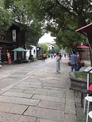 家人们,这几天我们可能不更新视频了,亮哥说想休息几天去美丽的新疆玩一下,出去散散心。我这么久以来我们不是每天在工作。就是每天拍视频,都没有休息过,这次亮哥邀请我们一起去,想让我们也放松放松心情,看看外面的美景,撒贝宁老师说去新疆一定要去赛里木湖玩一玩,不然就等于白来,趁着这次机会,我也想去看看, #记录真实生活 #农村日常 #旅游 #新疆#防晒霜