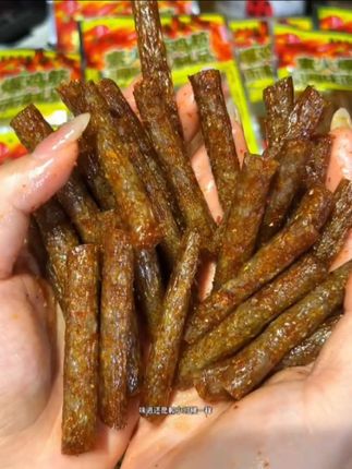 小时候超爱的火爆鸡筋辣条,只要不停产我可以一直炫!#火爆鸡筋 #辣条 #童年辣条