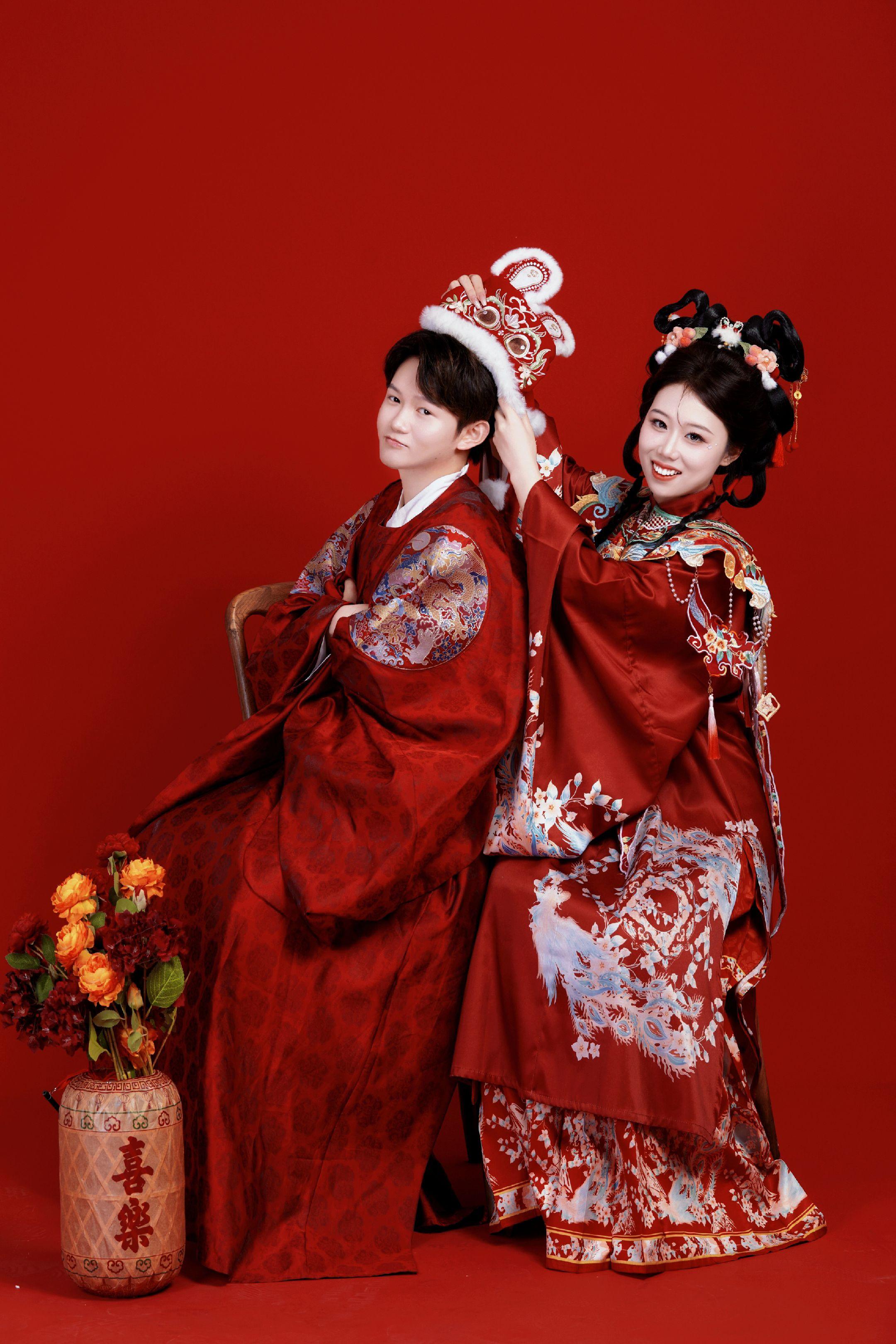 热乎的婚纱照出炉啦~拍下幸福的瞬间,我们也在幸福里~🩷🩷🩷@夜幽 #婚纱照 #囍 #婚礼倒计时
