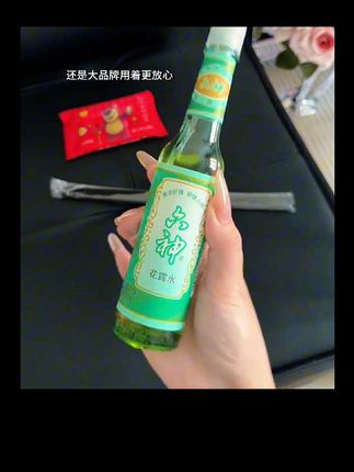 六神花露水,国货老品牌,带还贴心的送了一个喷雾头和挥发棒,不管是出门游玩,还是家里有异味,到处喷一喷,不仅能净化空气,还能防蚊防虫#六神花露水#花露水#国货老品牌花露水