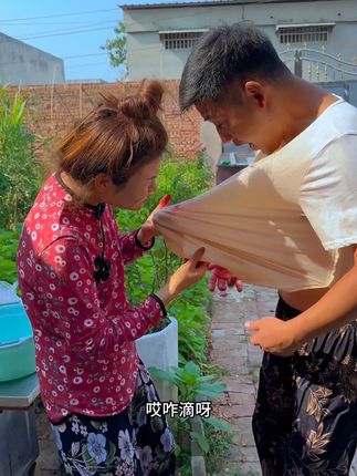天天想让我给他二嫂买衣服,幸好有它#我的乡村生活 #搞笑视频 #看一遍笑一遍 #冷水爆炸盐