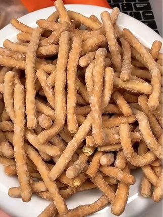 尝过我们家京果条的朋友都说好,甚至有人专门坐飞机来买,就为了这口熟悉的味道。这就是我们的传统美食——京果条,又叫麻糖棍!#京果条 #咸香酥脆 #大人小孩都爰吃