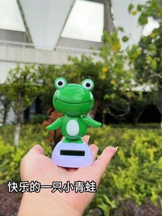 这也太可爱了吧,快艾特你家男朋友给你买#青蛙跳舞 #摆件装饰 #汽车摆件