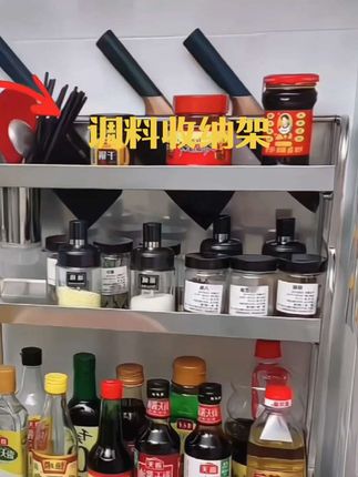 居厨厨厨房置物架台面多功能调料架用品刀架筷子收纳家用大全多层 厨房要有这样一个置物架,用时拿取别提有多方便。加厚钢材结实耐用,多层设计,厨房里的各种调料瓶瓶罐罐也都可以收纳,各种各样歺具,旁边筷子筒。底部镂空不用担心积水,锅盖和菜板有单独的收纳空间,这样厨房台面就收纳的整整齐齐,干净又整洁。#万能的抖音 #助手抖音 #调料收纳神器推荐