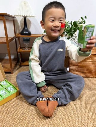 立秋后天气越来越冷,给儿子买的#wellber 的运动风小套装正好穿,#面料超级舒服 ,儿子超级喜欢!#男生穿搭 #萌娃穿搭 #品牌童装