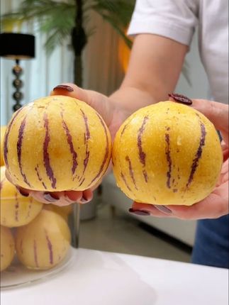 又到了吃人参果的季节,个大饱满,一口爆汁,清甜爽口,汁水超多,真的太好吃了!#人参果#大人小孩都爱吃#脆甜多汁#新鲜应季水果#口感特别好