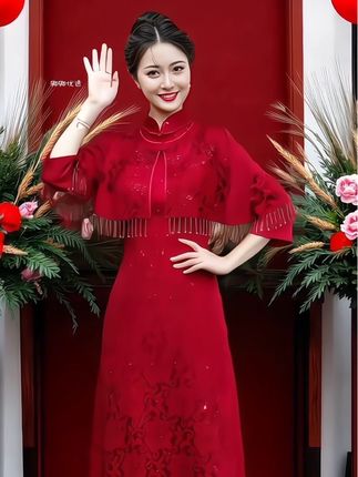 #创作灵感 #喜婆婆婚宴装#喜婆婆旗袍#喜婆婆喜妈妈 #喜婆婆喜妈妈婚宴装 @DOU+小助手 一眼就爱上这款10月份喜婆婆婚宴装!酒红色提花旗袍搭配披肩,立领设计尽显端庄,低开衩又添优雅气质。精致提花与披肩的流苏元素相衬,将喜庆与高贵完美融合,穿上它,在婚宴上定能成为亮眼焦点,为喜庆时刻更添光彩~