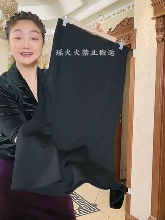 显瘦鱼尾半身裙 空气棉的面料,不易褶皱,有弹力修身不紧身,胯宽,屁股大,腿型不好看的,都能给你遮一遮,百搭又显瘦,关键价格太香了,可以闭眼入!#显瘦半身裙#早秋半身裙#鱼尾半身裙#强烈推荐