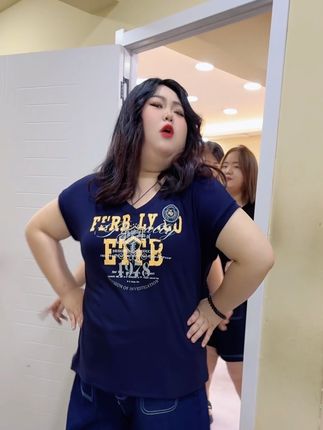 经典V领一秒拉长颈部线条,视觉上直接瘦一圈~宽松版型藏肉超厉害#夏天该有的样子 #胖妹穿搭 #完美搭配 #半袖穿搭#大码女装搭配