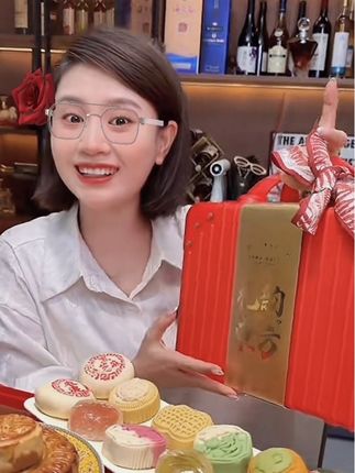 高档行李箱中秋月饼礼盒广式莲蓉苏式糕点高端送人礼品推荐款 #中秋 #中秋节 #中秋月饼 #月饼礼盒 #好物推荐🔥 @抖音电商 @DOU+上热门