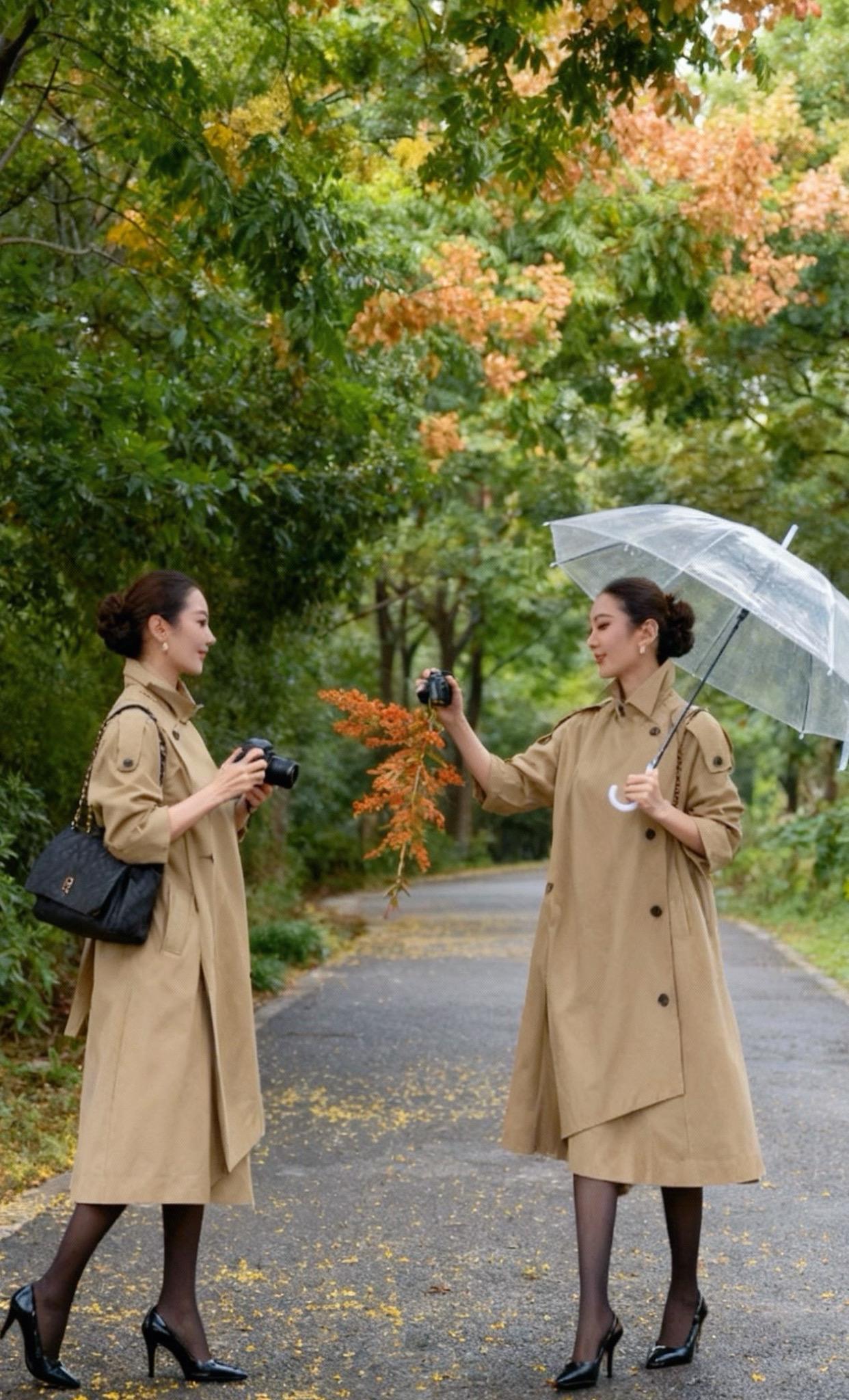 在落满金黄的林间小路, 和她撞了风衣,也撞了满怀的秋日浪漫~ 雨天的氛围感,是透明伞和枫叶给的🍁 #风衣穿搭 #抖音推广 #早秋穿搭显贵法则 #小个子女生秋冬就这样穿