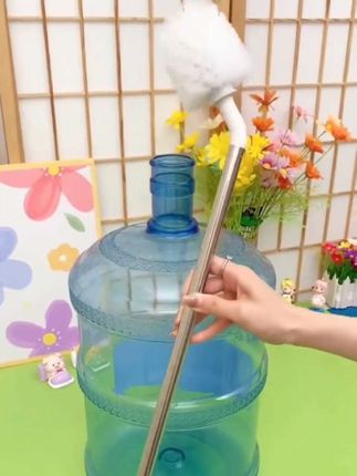 很多人不知道水桶需要定期清理,快来试试这个水桶清洁刷吧!加长的手柄,弧形的刷头,可以深入水桶底部三百六十度无死角,清理干净又卫生,太实用了。#实用好物 #水桶刷 #好物分享 #长柄锅刷